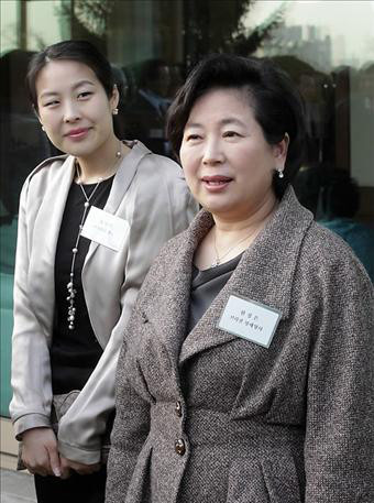 ▲ 현정은 현대그룹 회장(오른쪽)과 장녀 정지이 현대유엔아이 전무.ⓒ연합뉴스