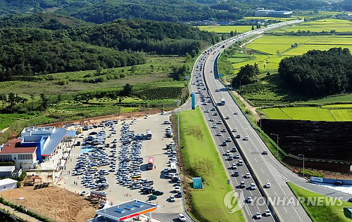 ▲ 지난해 추석 연휴 마지막 날 호남고속도로 서전주 나들목 인근 도로에 귀경차량들이 길게 꼬리를 물고 있다. ⓒ 연합뉴스