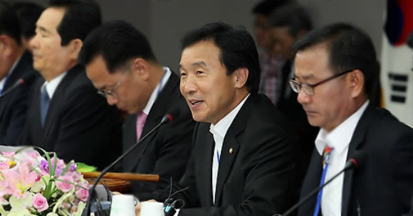 ▲ 민주당 손학규 대표가 17일 대구 스타디움 상황실에서 열린 당 최고위원회의에서 모두발언을 하고 있다. ⓒ 연합뉴스