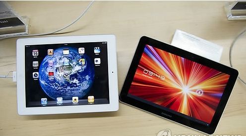 ▲ 애플의 아이패드2(왼쪽)와 삼성전자의 갤럭시 탭 10.1ⓒ연합뉴스