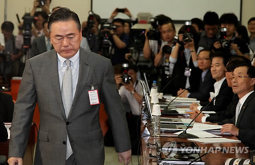 ▲ 한진중공업 조남호 회장이 18일 국회 환노위에서 열린 한진중공업 사태에 대한 청문회에서 증인선서문을 위원장에게 전달하고 나서 자리로 돌아가고 있다. ⓒ연합뉴스