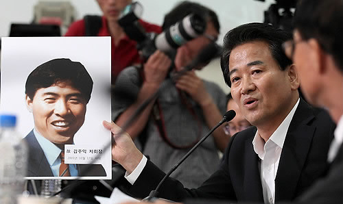 ▲ 민주당 정동영 의원이 18일 오전 국회 환경노동위원회에서 열린 `한진중공업 청문회'에서 故 김주익 한진重 前노조위원장의 사진 등을 제시하며 조남호 한진중공업 회장을 질타하고 있다. ⓒ연합뉴스