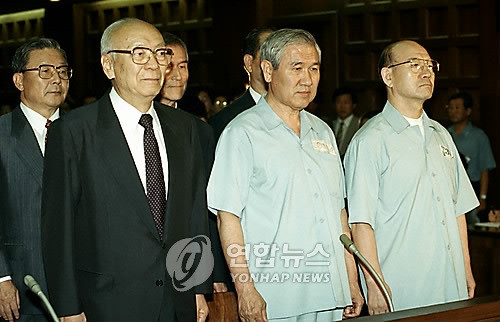 ▲ 전두환,노태우 전대통령,유학성 전중앙정보부장(앞줄 오른쪽부터) 피고인이 서울지법 417호 대법정에서 12.12. 및 5.18사건 선고공판에서 기립해 있다. 1996.8.26 ⓒ연합뉴스