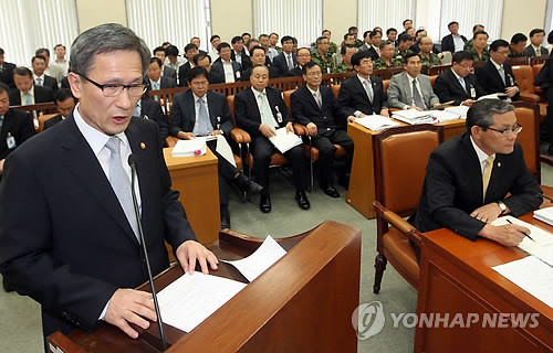 ▲ 김관진 국방부 장관이 18일 국회 국방위원회에서 암살조 잠입 보도에 대해 발언하고 있다. ⓒ연합뉴스