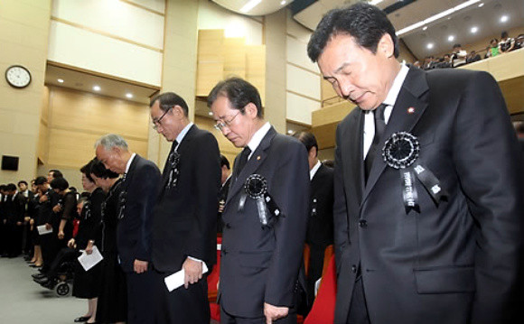 ▲ 한나라당 홍준표 대표와 민주당 손학규 대표가 18일 서울 동작구 동작동 국립현충원에서 열린 김대중 전 대통령 서거 2주기 추도식에서 묵념을 하고 있다. ⓒ 연합뉴스