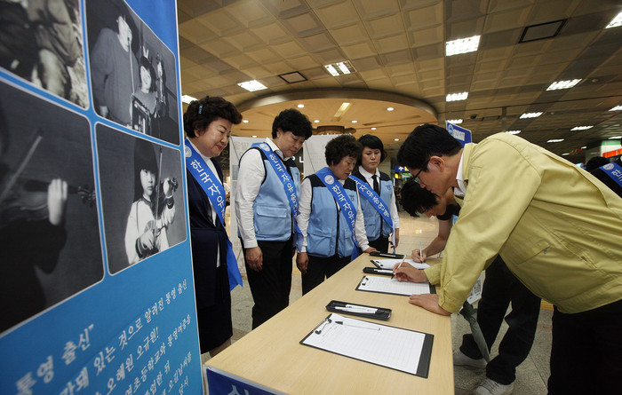 ▲ 김문수 경기도지사가 18일 오후 수원역 2층 대합실에 마련된 한국자유총연맹 경기도지부 주관 `신숙자 모녀 구출 서명행사장`을 방문해 서명을 하고 있다.ⓒ 뉴데일리