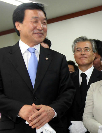 ▲ 손학규 민주당 대표와 문재인 노무현재단 이사장이 DJ 서거 2주기 추모식 및 흉상 제막식 함께 자리했다. ⓒ 연합뉴스