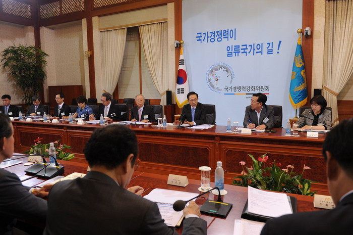 ▲ 이명박 대통령이 19일 청와대에서 국가경쟁력강화위원회 민간위원 위촉식을 가진 뒤 제26차 회의를 주재하고 있다.ⓒ청와대