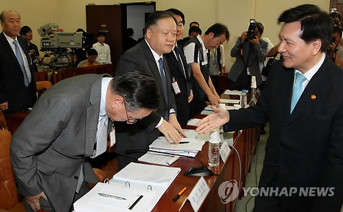 ▲ 이채필 고용노동부장관(오른쪽)과 한진중공업 조남호 회장이 18일 국회 환노위에서 열린 한진중공업 사태에 대한 청문회에서 인사하고 있다. ⓒ연합뉴스