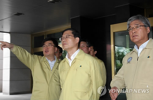 ▲ 김황식 국무총리가 지난 18일 오후 정부중앙청사에서 민방위 훈련을 참관하고 있다. ⓒ 연합뉴스