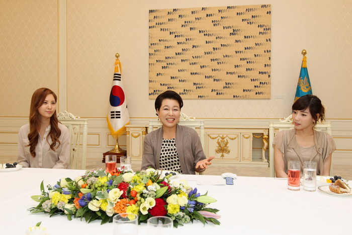 ▲ 19일 청와대를 방문한 소녀시대가 이명박 대통령 부인 김윤옥 여사와 함께 즐거운 한 때를 보내고 있다.ⓒ청와대