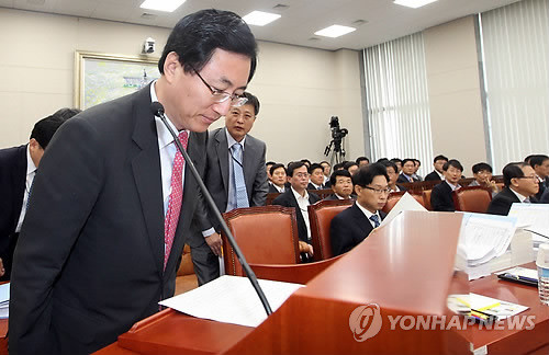 ▲ 최중경 지식경제부 장관이 19일 국회 지식경제위원회에 출석, 법안 제안설명을 하기에 앞서 의원들에게 고개숙여 인사하고 있다. ⓒ연합뉴스