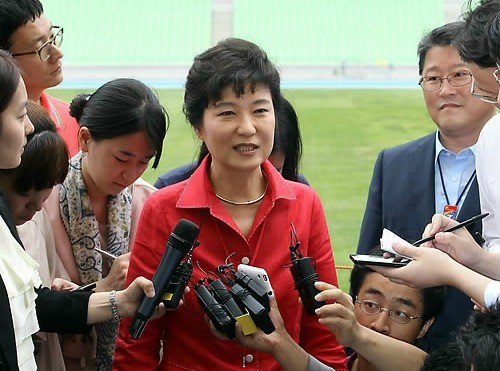 ▲ 한나라당 박근혜 전 대표가 지난 19일 대구스타디움을 방문해 기자들의 질문에 답하고 있다.ⓒ연합뉴스