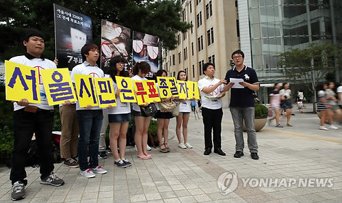 ▲ 지난 19일 서울 청계광장 부근 인도에서 바른사회대학생연합 회원들이 서울시 무상급식 주민투표에 참여할 것을 독려하는 캠페인을 벌이고 있다. ⓒ연합뉴스