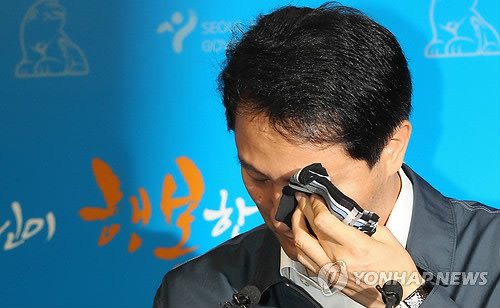 ▲ 오세훈 서울시장이 21일 주민투표와 시장직을 연계하겠다는 기자회견 도중 눈물을 훔치고 있다. ⓒ 연합뉴스