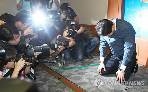 ▲ 기자회견을 마친 오세훈 시장이 무릎을 꿇고 주민투표에 참여해 줄 것을 호소하고 있다. ⓒ 연합뉴스