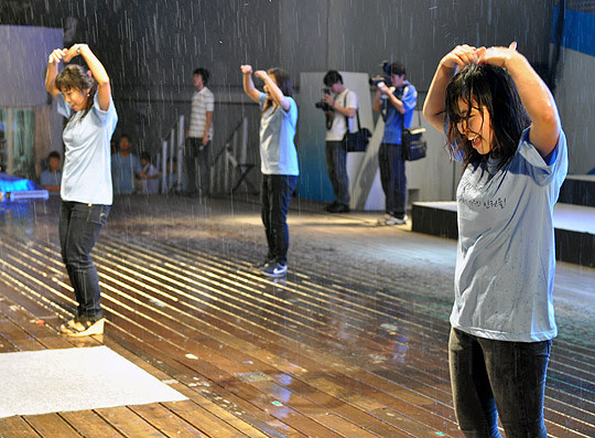 ▲ 비를 맞으며 남북통일 주제로 공연하는 대학생들.ⓒ뉴데일리 추진혁기자