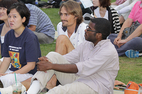 ▲ 비를 맞으며 남북통일 주제로 공연하는 대학생들.ⓒ뉴데일리 추진혁기자