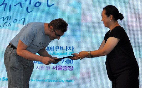 ▲ 8월의 편지 공모전에서 외국인부문 대상을 받은 마이크 리틀씨에게 인지연 LANK대표가 시상하고있다.(뉴데일리 추진혁 기자)