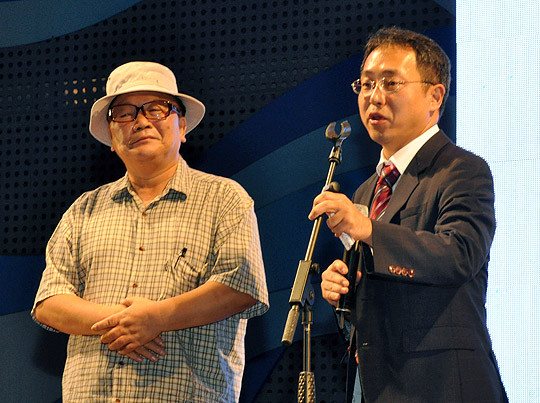▲ 오길남 박사(왼쪽)를 소개하는 김성욱 대표ⓒ뉴데일리 추진혁기자