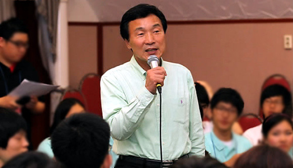 ▲ 민주당 손학규 대표가 21일 오후 용인시 처인구 양지파인리조트에서 열린 '1:300 대학생 간담회'에 참석해 모두발언을 하고 있다.ⓒ 연합뉴스