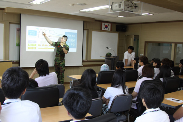 ▲ 해병 6여단에 근무 중인 구본석 일병. 군 입대 전 수능수험생들로부터 '공부의 신'으로 불렸다.