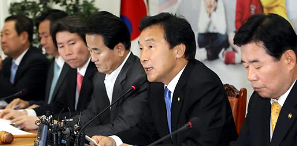 ▲ 민주당 손학규 대표가 22일 국회 대표실에서 열린 최고위원회의에서 모두발언을 하고 있다. 손 대표는 무상급식 주민투표와 관련, 오세훈 시장을 향해 "결코 개인의 정치적인 야망으로 우리 어린아이들을 희생의 제물로 삼겠다는 생각은 접어달라"고 말했다. ⓒ 연합뉴스