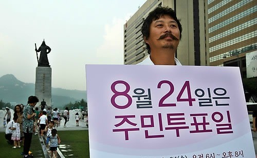 ▲ 성악가 김동규씨가 지난 20일 서울 광화문광장에서 무상급식 투표 참여를 독려하는 1인시위를 하고 있다. ⓒ연합뉴스