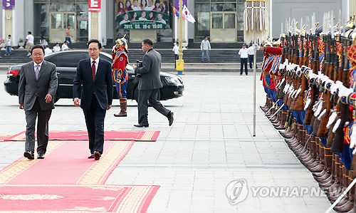 ▲ 몽골을 방문 중인 이명박 대통령이 22일 울란바토르 수흐바타르 광장에서 열린 공식환영행사에서 차히야 엘벡도르지 대통령과 함께 의장대 사열하고 있다. ⓒ연합뉴스
