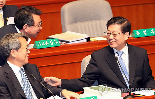 ▲ 김황식 국무총리가 22일 국회에서 열린 예산결산특별위원회에서 관계자와 인사를 나누며 환하게 웃고 있다. 이날부터 2010회계연도 결산심사가 시작됐다.ⓒ연합뉴스