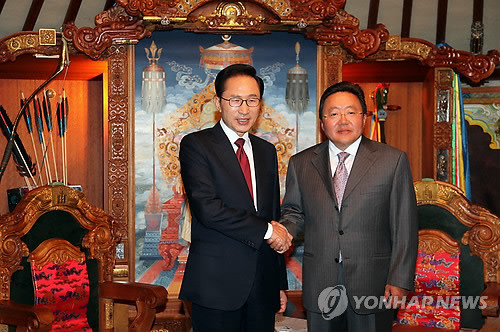 ▲ 이명박 대통령이 22일 울란바토르 시내 정부청사에서 차히야 엘벡도르지 몽골 대통령과 정상회담을 갖기에 앞서 악수하고 있다.ⓒ연합뉴스