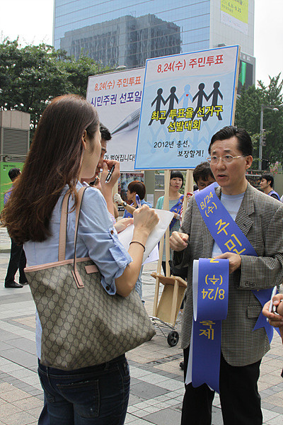 ▲ 열심히 취재하는 기자와 인터뷰하는 페이스북 친구ⓒ