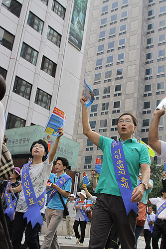 ▲ 열심히 취재하는 기자와 인터뷰하는 페이스북 친구ⓒ
