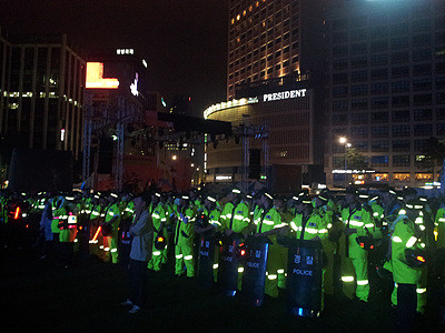 ▲ 차단막 역할을 하던 경찰병력. 그러나 거대좌파집단에겐 경찰은 안중에도 없었다.ⓒ