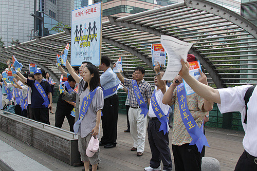 ▲ 열심히 취재하는 기자와 인터뷰하는 페이스북 친구ⓒ