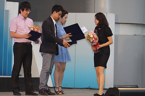 ▲ 열심히 취재하는 기자와 인터뷰하는 페이스북 친구ⓒ