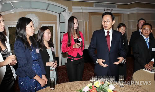 ▲ 몽골을 국빈 방문 중인 이명박 대통령이 22일 울란바토르 칭기스칸 호텔에서 몽골 젊은이들과 이야기를 나누고 있다.ⓒ연합뉴스