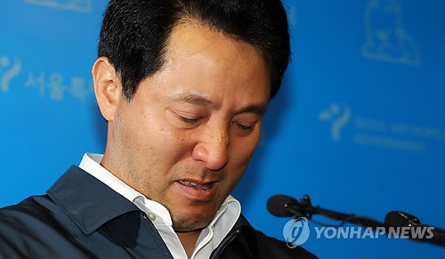 ▲ 오세훈 서울시장이 21일 오전 서울시청에서 무상급식 주민투표 결과에 따른 시장직 진퇴 여부 연계 방침을 밝히는 긴급 기자회견을 하던 중 눈물을 흘리고 있다. ⓒ연합뉴스