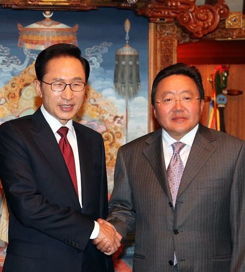 ▲ 악수하고 있는 이명박 대통령과 차히야 엘벡도르지 몽골 대통령.ⓒ연합뉴스