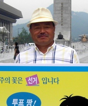 ▲ 김흥국이 지난 6월 17일 MBC 사옥 앞에서 삭발식을 단행한 후 기자회견을 갖고 있는 모습.
