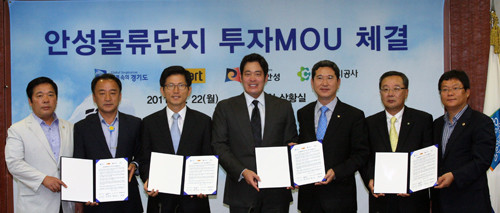 ▲ 김문수 경기도지사와 정용진 신세계그룹 부회장, 황은성 안성시장, 이재영 경기도시공사 사장이 22일 도청 상황실에서 ‘이마트 안성물류단지 조성 투자양해각서(MOU)’를 체결하고 물류단지 조성을 위해 상호 협력키로 했다. ⓒ 뉴데일리