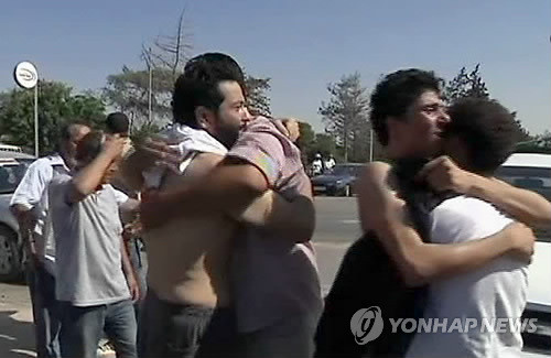 ▲ 포옹하며 기뻐하는 리비아 반군(연합뉴스)