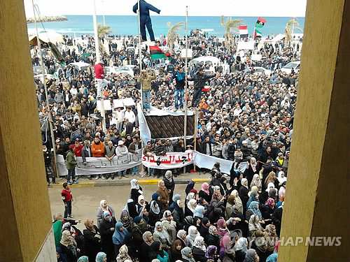 ▲ 리비아의 한 해안 도시에 시민이 모여 리비아 정권을 규탄하기 위해 깃대에 인형을 걸어놓고 퍼포먼스를 하고 있다. 이 인형은 정부군 또는 카다피를 모형화한 것으로 보인다. 이 사진은 리비아에서 민주화 시위에 대한 정부군의 진압이 한창이던 지난 2월~3월 벵가지에서 촬영된 것으로 추정된다.ⓒ