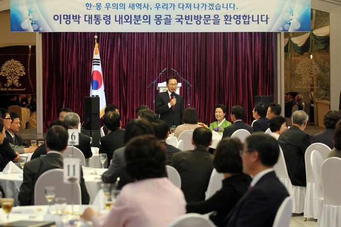 ▲ 이명박 대통령이 22일 오후(현지시각) 몽골 수도 울란바토르의 한 호텔에서 가진 동포간담회에서 격려의 말을 하고 있다.ⓒ청와대