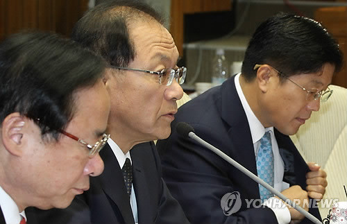 ▲ 한나라당 황우여 원내대표가 23일 국회에서 열린 원내대책회의에서 무상급식 관련 주민투표의 적극 참여를 촉구하고 있다. ⓒ연합뉴스