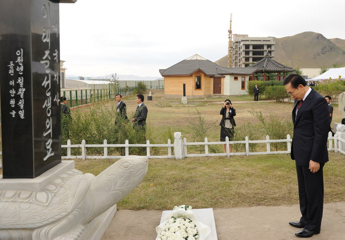 ▲ 몽골을 국빈 방문 중인 이명박 대통령이 22일 울란바토르 이태준 기념공원 내 묘비에서 참배하고 있다. 대암 이태준 선생은 항일 독립운동가이자 몽골 마지막 황제의 어의로 울란바토르에서 활약했다.ⓒ청와대