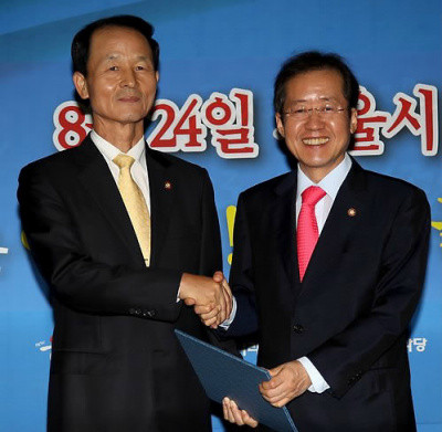 ▲ 한나라당 홍준표 대표가 22일 국회 대표실에서 열린 임명장 수여식에서 김장수 지명직 최고위원에게 임명장을 수여하고 있다. ⓒ 연합뉴스