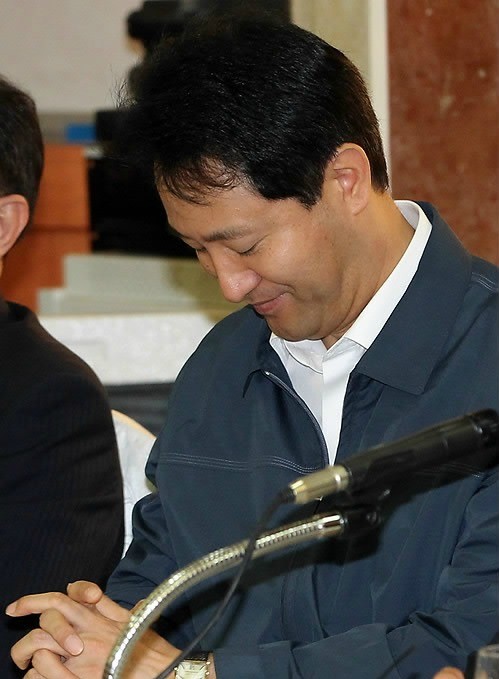 ▲ 무상급식 주민투표를 하루 앞둔 23일 오전 서울 영등포구 여의도동 렉싱턴호텔에서 열린 한나라당 당협위원장 조찬 간담회에서 오세훈 서울시장이 고개숙인 채 생각에 잠겨 있다. ⓒ연합뉴스