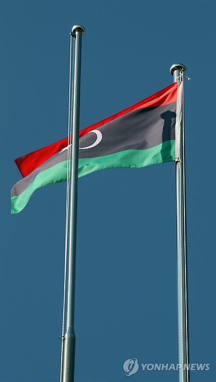 ▲ 새 깃발 걸린 리비아 대사관 (서울=연합뉴스) 배정현 기자 = 리비아 시민군이 '카다피 시대의 종언'을 선언하는 등 카다피 정권의 몰락이 임박한 것으로 알려진 가운데 23일 오후 서울 이태원동 주한리비아대사관에 리비아 시민군 깃발이 걸려있다. ⓒ