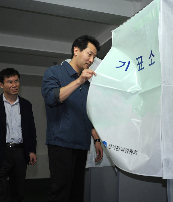 ▲ 주민투표를 하루 앞둔 23일 오세훈 서울시장이 동명아동복지센터에 마련된 투표소를 둘러보고 있다. ⓒ 뉴데일리
